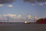 Containerfrachter unter der Lions Gate Bridges verlt den Hafen von Vancouver (Burrard Inlet) im Mai 1986.