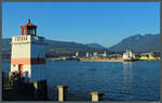 Der 2019 gebaute Tanker Orpheus verlässt am 15.10.2022 den Hafen von Vancouver und passiert dabei den Leuchtturm Brockton Point.