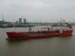 Der kleine Tanker  Philipp Essberger  (Flagge: Portugal) schippert mir am 12.09.2011 auf der Dna (Riga) entgegen.