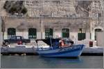 Warum dieses wahrscheinlich nordafrikanische Fischerboot im Marsamxett Harbour von Valletta liegt, kann verschiedene Grnde haben: gerettet aus Seenot, aufgebracht beim Fischen in fremden Hoheitsgewssern oder beim Schleusen von Flchtlingen. 27.03.2009