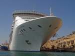 La Valletta ist ein gern besuchtes Ziel von Kruzfahrtschiffen, wie hier die Costa Victoria am 29.09.2007.