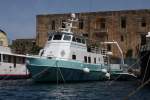 HERCULES
Helmut Seger kannte dieses Schiff und hat mir die Daten genannt.
Besten Dank!
Bei der HERCULES handelt es sich um ein Forschungsschiff für die Unterwasserarchäologie. Es gehört der RPM Nautical Foundation in Key West (Florida, USA).
Die HERCULES ist 37,3 m lang, &,7 m breit und hat einen Tiefgang von 1,5 m.
Ich hatte das Schiff schon für einen ausgedienten und privatisierten Seenotrettungskreuzer gehalten.

Am 13.05.2014 lag das Schiff in Malta im Hafen Valletta.