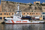 Das spanische Rettungsschiff  Open Arms  im Hafen von Valletta.