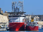 Das Bohrschiff  Fugro Synergy  Seite an Seite mit dem Tanker  Santa Maria . (Valletta, Oktober 2017) 