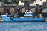 Das Fischereischiff MFA7053  Crystal Star Light  im Hafen von Valletta.