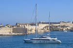 Die Segelyacht  Aresteas  im Hafen von Valletta.