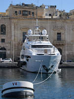 Eine der vielen Superyachten im Hafen von Valletta.