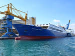 Das Fährschiff  Euroferry Malta  vor Anker im Hafen von Valletta.
