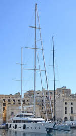 Eine der vielen Yachten im Hafen von Valletta.