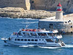 Das Ausflugsschiff  Delfini  im Oktober 2017 bei der Ausfahrt aus dem Hafenbereich von Valletta.