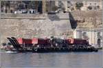 Auf dem Ponton des Schleppverbandes werden mehrere Schwerlast-LKW und Betonmischer durch den Hafen geschleppt. So sind auch auf dem Landweg nur schlecht anzufahrende Baustellen erreichbar. 27.03.2009