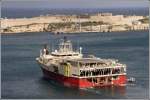 Die RAMFORM VIKING (IMO 9165035) ist ein seismographisches Forschungsschiff. Hier ist noch einmal das extrem breite Heck (im Verhltnis zur Schiffslnge) gut zu erkennen. Am 21.03.2009 luft es aus dem Grand Harbour von Valletta aus. Hinter dem Ricasoli Fort sind schon die Schaumkronen auf den Wellen des Mittelmeeres zu sehen.
