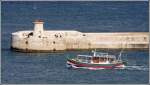 Das Ricasoli Breakwater schtzt den Grand Harbour von Valletta vor der offenen See. An seiner Spitze ist ein kleiner Turm mit einem Leuchtfeuer errichtet. Davor fhrt ein Luzzu genanntes Fischerboot. Dieses Boot wird inzwischen allerdings als Fahrgastschiff eingesetzt. 21.03.2009