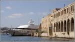 Hier lugt die Luxusyacht INDIAN EMPRESS (IMO 1006245) um eine Ecke des Manoel Island im Marsamxett Harbour von Valletta. Die Yacht wurde 2000 gebaut, ist 95 m lang, 15 m breit und hat einen Tiefgang von 4,50 m. Sie erreicht eine Geschwindigkeit von 23,5 kn und fhrt unter der Flagge der Isle of Man.27.03.2009