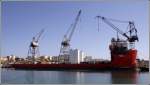 Der 2001 gebaute Schwerlasttransporter FJELL (IMO 8766296) liegt im Marsa Creek des Grand Harbours von Valletta. Lnge: 146 m, Breite: 36 m, Tiefgang: 9 m, GT: 13776, Heimathafen: Rotterdam (Niederlande). 27.03.2009