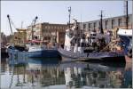 Das in Valletta beheimatete Fischerboot BERENDINA HERMENDINA und der 1970 gebaute britische Schlepper SIR IAN (IMO 7008037) mit Heimathafen Belfast liegen im Grand Harbour von Valletta nebeneinander. 27.03.2009