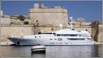 Eine Luxusyacht hat vor der Kulisse des Fort St. Angelo im Dockyard Creek des Grand Harbour von Valletta festgemacht. Leider konnte ich keinen Namen erkennen. 27.03.2009
