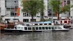 Die CORNELIS SCHUYT ist am 09.06.2015 auf den Amsterdamer Grachten unterwegs. Sie ist 18 m lang und 4 m breit. Heimathafen ist Amsterdam.