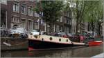 Das 1926 gebaute Schleppboot LARA liegt in einer Amsterdamer Gracht. Die LARA ist 14,28 m lang und 3,35 m breit. Der Moter leistet 92 kw. 09.06.2015
