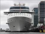 Die 2011 auf der Meyer Werft in Papenburg gebaute CELEBRITY SILHOUTTE (IMO 9451094) liegt am 09.06.2015 am Kreuzfahrtterminal in Amsterdam. Sie ist 315 m lang, 36,9 m breit, hat einen Tiefgang von 8,3 m, eine GT/BRZ von 122.210 und bietet max. 2.886 Passagieren Platz. Heimathafen ist Valletta (Malta).
