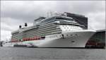Die 2011 auf der Meyer Werft in Papenburg gebaute CELEBRITY SILHOUTTE (IMO 9451094) liegt am 09.06.2015 am Kreuzfahrtterminal in Amsterdam. Sie ist 315 m lang, 36,9 m breit, hat einen Tiefgang von 8,3 m, eine GT/BRZ von 122.210 und bietet max. 2.886 Passagieren Platz. Heimathafen ist Valletta (Malta).
