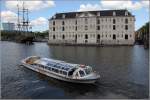 Mit der M.C. ESCHER kann man Fahrten durch die Grachten Amsterdams unternehmen. Hier ist sie am 08.06.2015 vor dem Schifffahrtsmuseum von Amsterdam zu sehen.