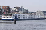 RIVER VOYAGER , Fluß-Kreuzfahrtschiff ,135 x 12 m ,Baujahr 2015 , 176 Passagiere , 13.03.2017 Amsterdamm