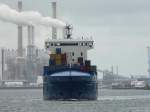 Vor typischer Industriekulisse verlässt die Perseus J den Hafen Rotterdam.