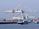 LEYLA(2321732; L=110; B=11mtr; 2755t; Bj.1994)hat sich im Container-Terminal am Rotterdamer Hafen ein paar Großraumbehälter abgeholt; 110902