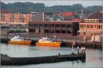 Die Lotsenboote ENDEAVOUR (links) und APOLLO liegen vor der Rotterdamer Lotsenstation in Hoek von Holland. 01.06.2014