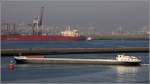 Die 1987 gebaute VAAR-WEL (ENI 02318289) ist am 09.06.2014 in Rotterdam unterwegs. Sie ist 90 m lang, 9,5 m breit und hat eine Tonnage von 1.818 t. Gemeldet ist sie in Oudekerk a/d Ijssel (Niederlande).