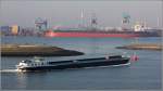 Die 1987 gebaute VAAR-WEL (ENI 02318289) ist am 09.06.2014 in Rotterdam unterwegs. Sie ist 90 m lang, 9,5 m breit und hat eine Tonnage von 1.818 t. Gemeldet ist sie in Oudekerk a/d Ijssel (Niederlande).