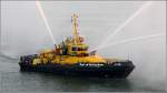 Die 2002 gebaute RPA 16 (IMO 9251834) ist ein Wachboot der Rotterdam Port Authority. Sie ist 30 m lang und 8 m breit. Wie man hier eindrucksvoll sieht, ist sie auch mit drei Feuerlöschmonitoren ausgestattet. 01.06.2014