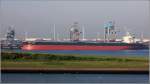 Die 2009 gebaute ROYAL ACCORD (IMO 9393187) liegt am 09.06.2014 in Rotterdam. Dieser Bulker ist 289 m lang, 45 m breit, hat eine GT/BRZ von 90.111 und eine DWT von 180.129 t. Heimathafen ist Panama.