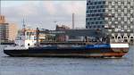 Die 1993 gebaute CRANE BARGE 2 (ENI 02320929) fährt am 08.06.2015 die Nieuwe Maas in Rotterdam zu Berg. Dies Kranschiff mit Laderaum ist 40 m lang und 9 m breit, die Tonnage beträgt 361 t. Heimathafen ist Harlingen (Niederlande).