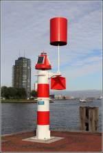 Am Westufer der Einfahrt zum Maashafen in Rotterdam steht dieses Leuchtfeuer. 08.06.2015