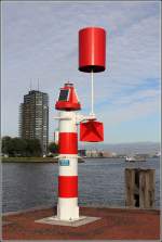 Am Westufer der Einfahrt zum Maashafen in Rotterdam steht dieses Leuchtfeuer. 08.06.2015