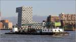 Das Kranschiff NAVITAS (ENI 02335569) wird am 08.06.2015 in Rotterdam zu Berg geschoben. Die NAVITAS ist 40 m lang und 12 m breit. Heimathafen ist Krimpen a/d IJssel (Niederlande). Am Schubboot konnte ich keine Beschriftung erkennen.