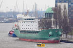 ARKLOW MILL (IMO 9440265) am 09.02.2022 im Hafen von Rotterdam. Ein Splashbus / Amphibienbus passiert gerade das rund 137 Meter lange General Cargo Ship