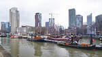 Alte Schiffe, darunter HAVENDIENST 20, im Hafen von Rotterdam.