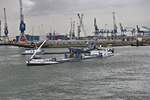 Die Mandegro saugt hier den Hafengrund in ihren Schiffkörper und beugt somit der Verschlammung eines Hafenbeckens in Rotterdam vor.