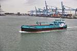 Das kleine Kranschiff INVOTIS IV der Reederei Bek&Verburg war hier am 5.10.2023 im Rotterdamer Hafen unterwegs.
