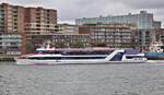 Das Fahrgastschiff Jules Verne kam mir am 5.10.2023 bei einer Hafenrundfahrt in Rotterdam in Richtung Erasmus Brücke entgegen.