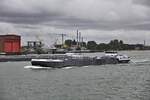 Rotterdam Hafen am 5.10.2023: Bei einer Hafenrundfahrt kam mir das Tankmotorsciff LOMBARDJEN im Hafen Rotterdam vor die Linse. Das Schiff fährt unter niederländischer Flagge.