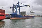 Am 5.10.2023 konnte ich bei einer Hafenrundfahrt in Rotterdam das Containerschiff PHOENIX J beim Ladevorgang fotografieren. 