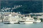 Im Sommer ist Bergen ein beliebter Anlaufpunkt fr Kreuzfahrtschiffe. Hier ist links die CRYSTAL HARMONY (Heimathafen Nassau) und rechts die EUROPA (Heimathafen Bremen) zu sehen. Davor liegt das Fhrschiff NORRNA zu sehen, die Dnemark und Norwegen mit den Frer- und Shetland-Inseln und Island verbindet. Scan eines Dias aus dem Juni 1994.
