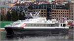 Die 2002 gebaute TIDEBRIS (IMO 9264489) am 26.09.2012 auslaufend Bergen. Sie ist 27 m lang, 9 m breit und kann 180 Passagiere mit einer Geschwindigkeit von 32 kn transportieren. Heimathafen ist Bergen (Norwegen).