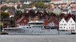 Die 2009 gebaute W 334 KV TOR ist ein Patrouillenboot der Norwegischen Kstenwache. Zu den Aufgaben gehrt auch Search and Rescue. Es ist das letzte einer Serie von fnf Booten der Nornen-Klasse. Lnge: 47 m, Breite: 10 m, Tiefgang 4,2 m. Sie ist mit 12,7 mm Maschinengewehren nur leicht bewaffnet und wird von einer 14-kpfigen Mannschaft gefahren. Zur Ausrstung gehrt auch ein 10 m-Tochterboot und ein 6 m langes RIB. Hier liegt sie am 28.09.2012 im Hafen von Bergen vor der historischen Kulisse von Bryggen (Norwegen). 