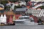 Die 2009 gebaute W 334 KV TOR ist ein Patrouillenboot der Norwegischen Kstenwache. Zu den Aufgaben gehrt auch Search and Rescue. Es ist das letzte einer Serie von fnf Booten der Nornen-Klasse. Lnge: 47 m, Breite: 10 m, Tiefgang 4,2 m. Sie ist mit 12,7 mm Maschinengewehren nur leicht bewaffnet und wird von einer 14-kpfigen Mannschaft gefahren. Zur Ausrstung gehrt auch ein 10 m-Tochterboot und ein 6 m langes RIB. Hier liegt sie am 28.09.2012 im Hafen von Bergen vor der historischen Kulisse von Bryggen (Norwegen). 