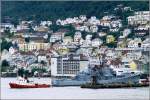 Die norwegische Fregatte F304 KNM NARVIK der Oslo-Klasse macht im August 2003 mit Schlepperuntersttzung in Bergen fest. Sie war von 1966 bis 2007 aktiv. Geplant ist wohl ab Sommer 2016 eine Ausstellung im Marinemuseum in Horten. Scan vom Dia.
